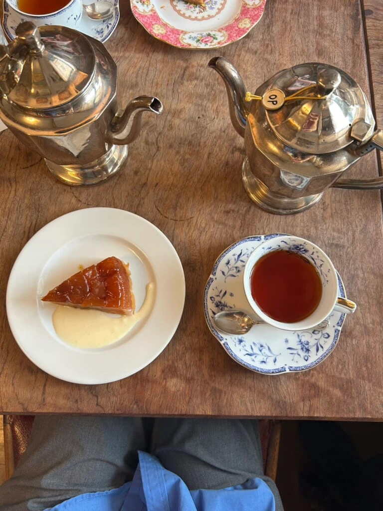 紅茶とタルトタタンの写真