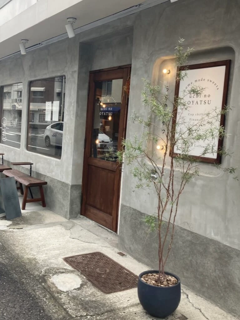 お店の外観。壁がアスファルトで無機質な雰囲気。