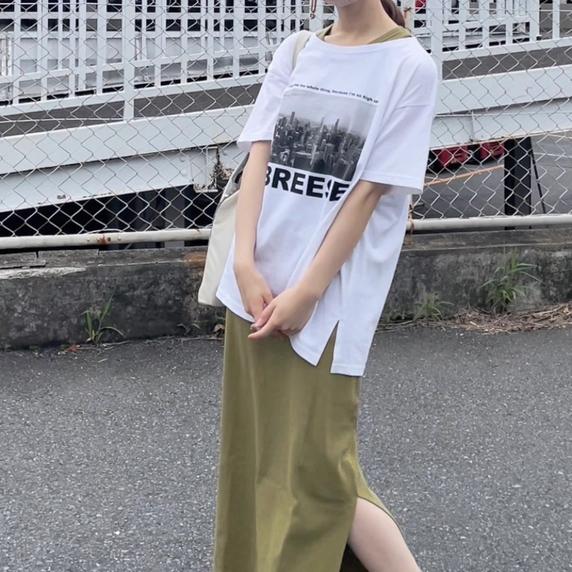 リブ/テレコワンピースとTシャツを合わせたコーデ