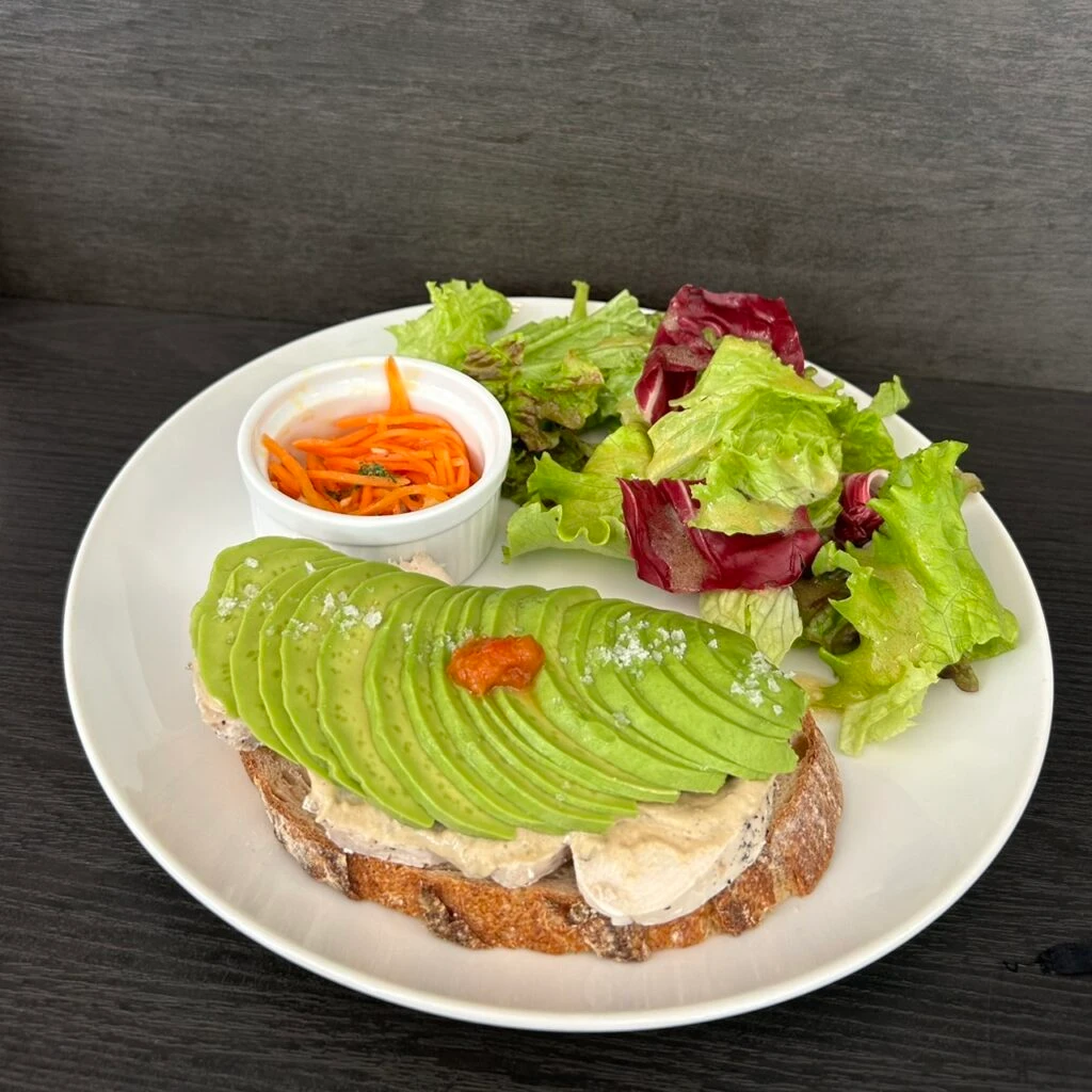 表参道Cafe Le Pommier(カフェ・ル・ポミエ)アボカドと低温スチームチキン黒オリーブソース