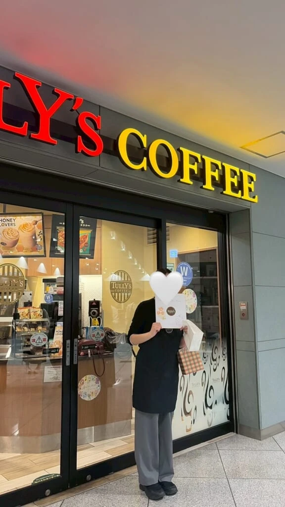 タリーズコーヒーの前で録った自分の前身の写真。お店のエプロンを付けている。