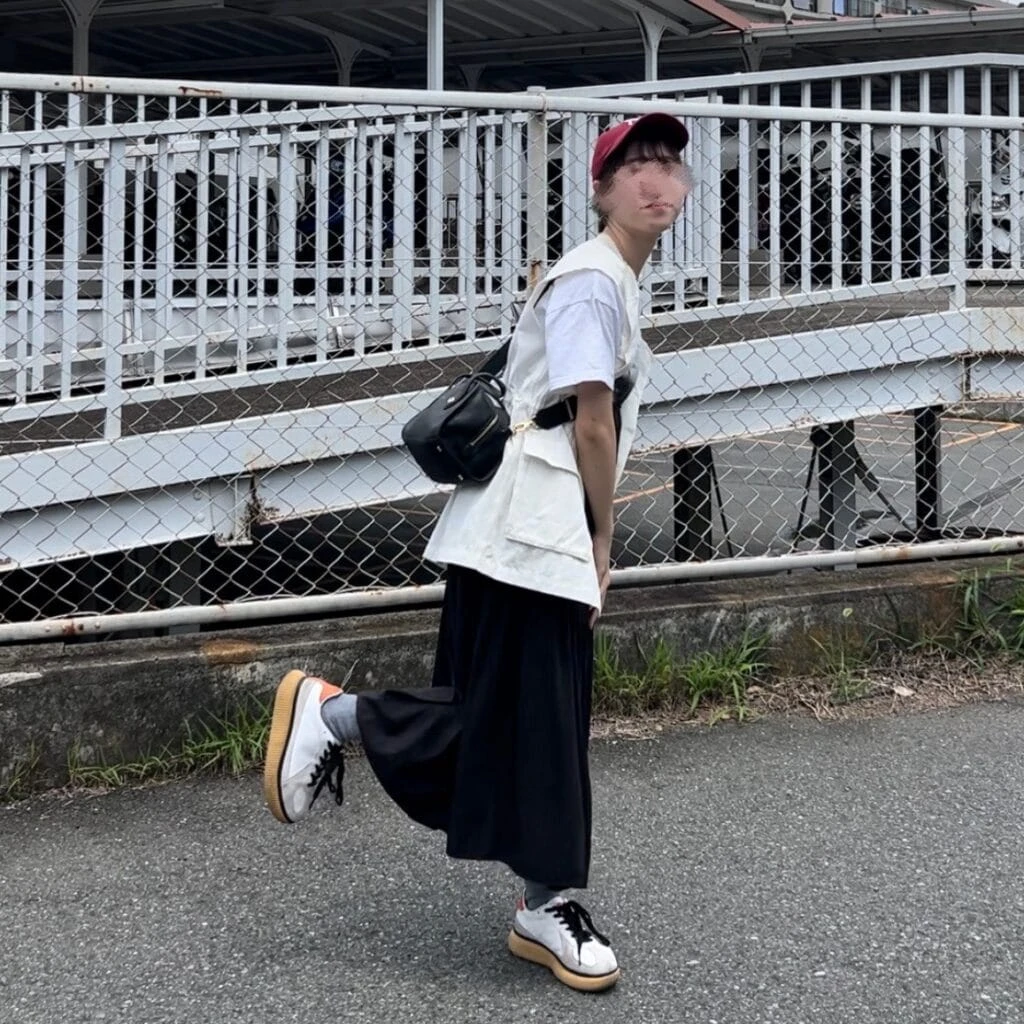 大人カジュアルな夏の通学コーデ　カジュアルカラーコーデ