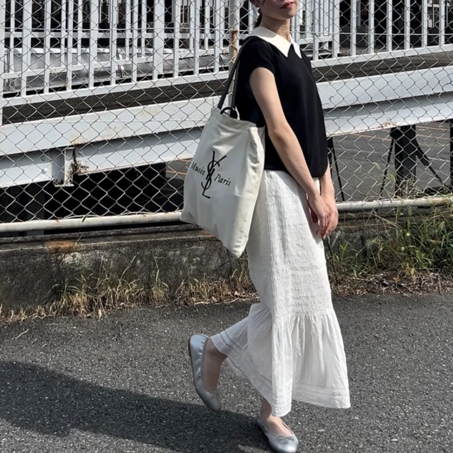 夏コーデ　マーメイドスカートと襟付きトップスを使ったモノトーンコーデ
