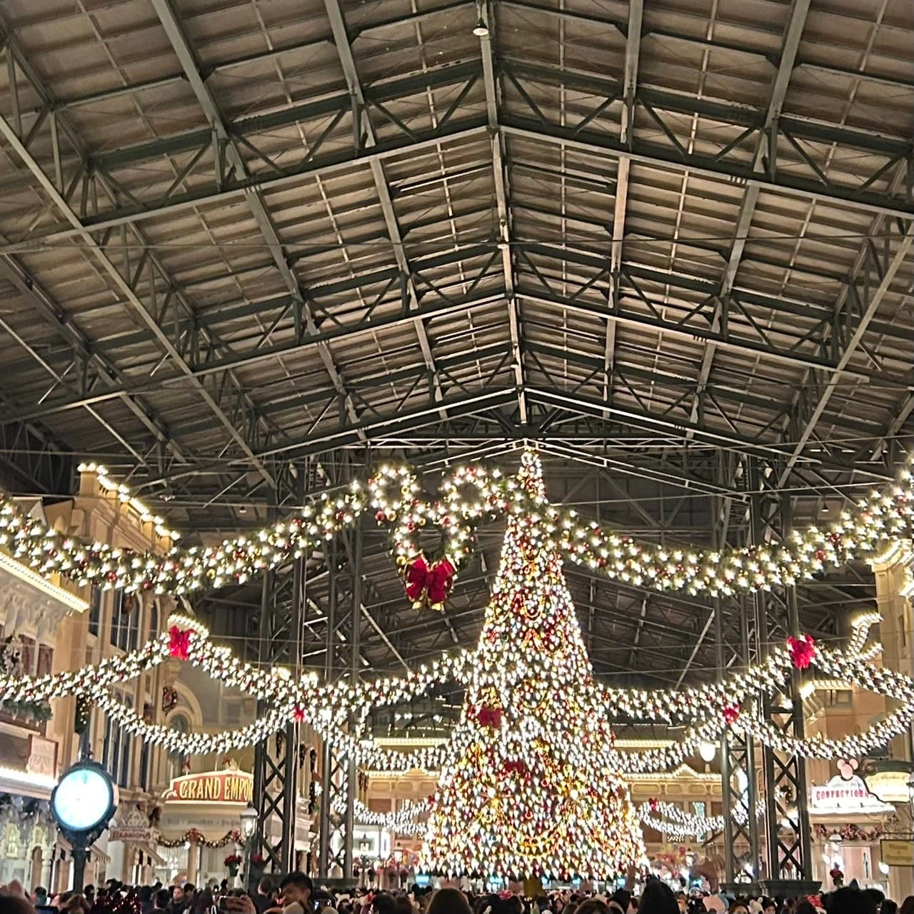 クリスマスディズニーランドの夜のクリスマスツリー