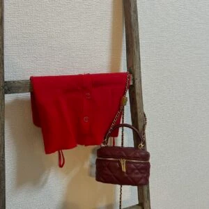 クリスマスデートコーデに使いたい赤い小物