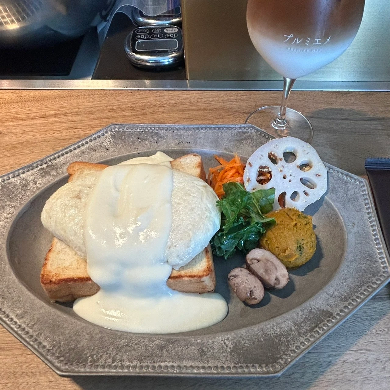 東京モーニング プルミエメの白の鉄板オムレツ プレート