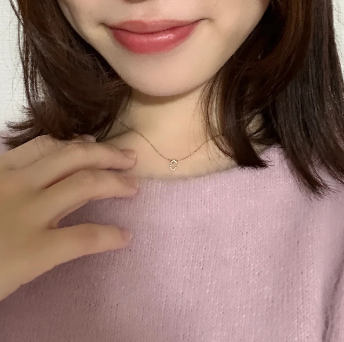 大学生のダイアモンドのネックレスの着用画像