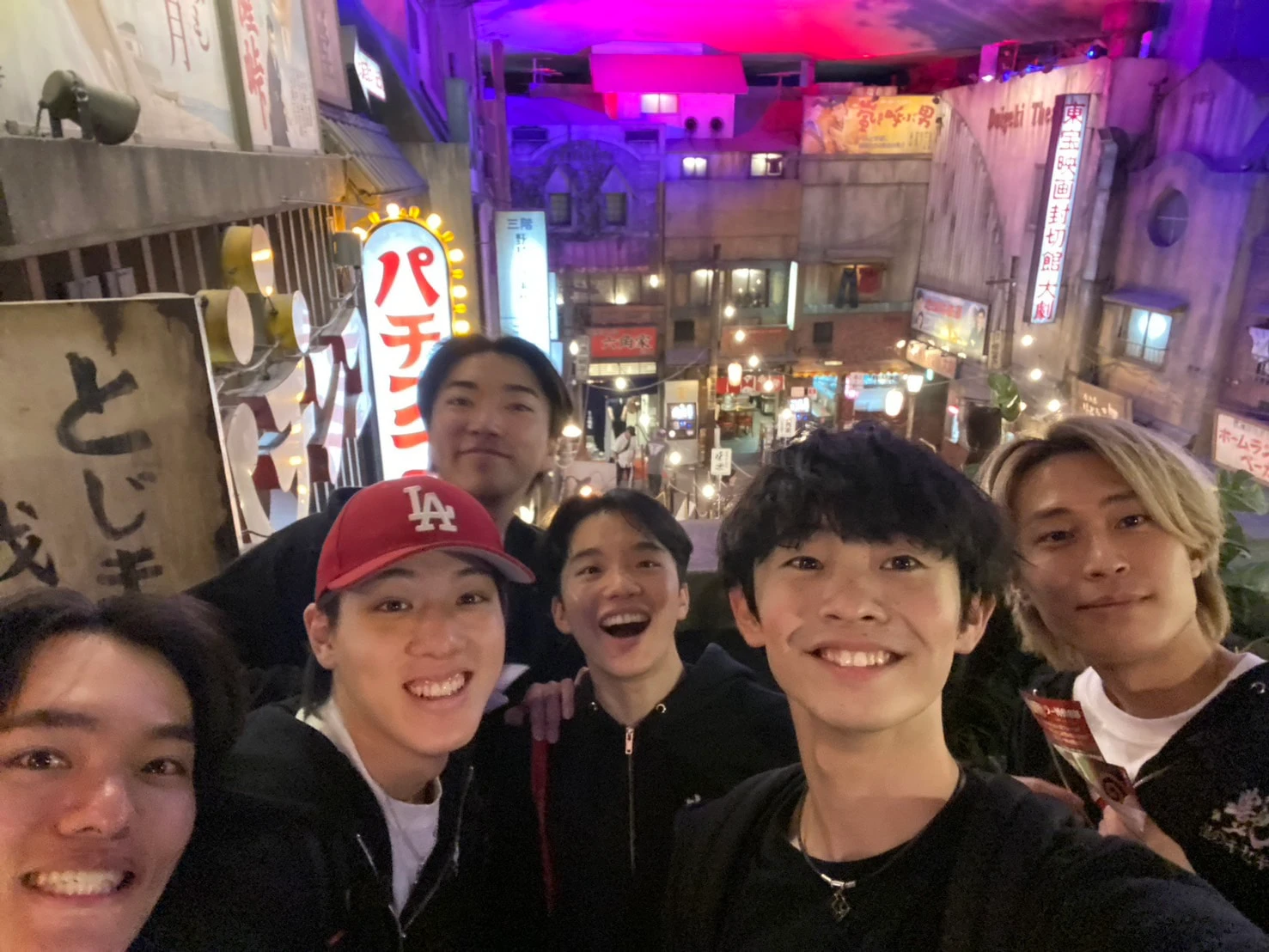 新横浜ラーメン博物館で友野一希さん、島田高志郎さん、大島光翔さん、佐々木晴也さん、櫛田一樹さん、木科雄登さんら滑走屋メンバーで記念撮影
