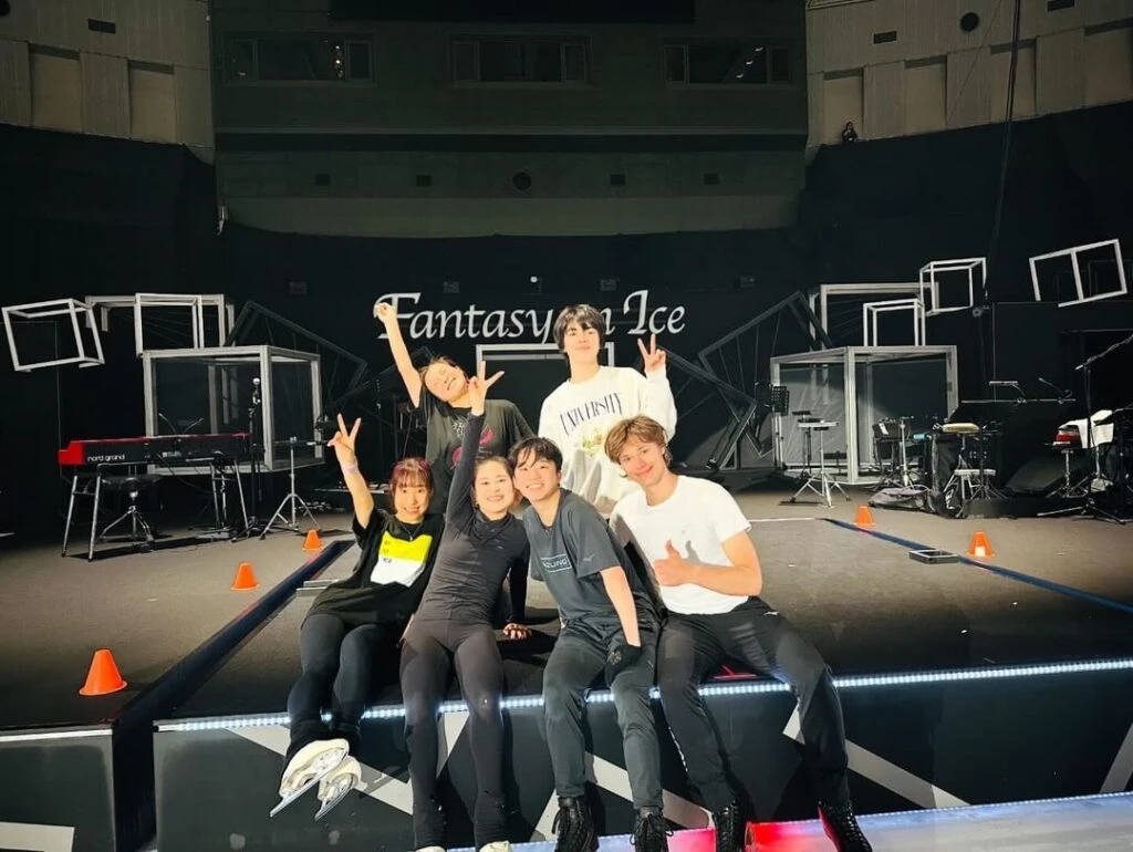 ファンタジーオンアイス2024でステージに座る友野一希さん、チャ・ジュンファンさん、坂本花織さん、デニス・ヴァシリエフスさん、宮原知子さん、三原舞衣さん