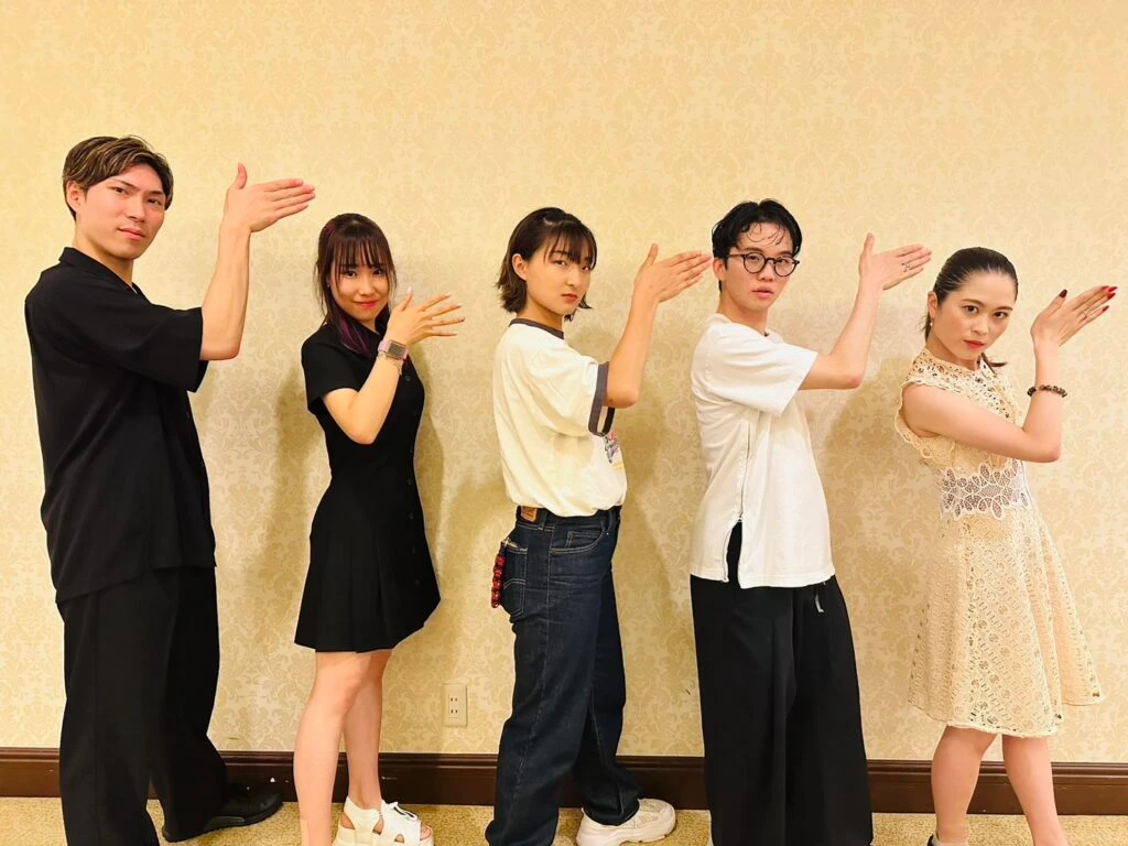 ファンタジーオンアイスで流行っている「他人の関係」のパールライスポーズをとる友野一希さん