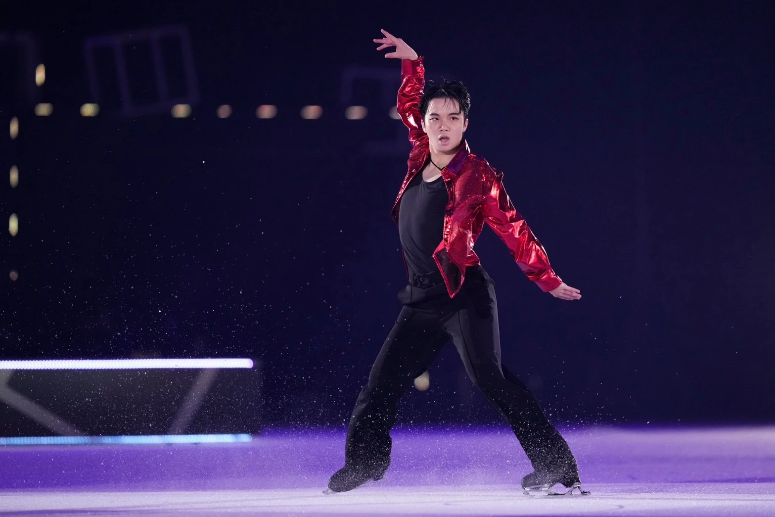 ファンタジーオンアイス2024で赤いシャツで滑るかっこいい友野一希さん