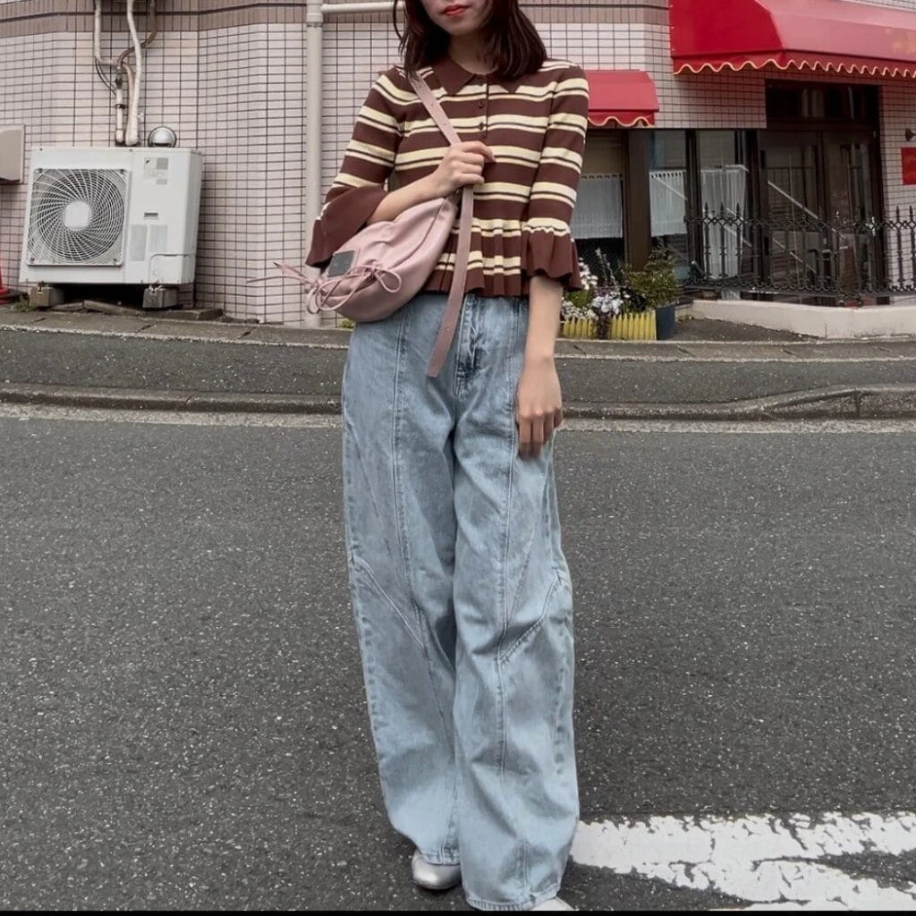 GU×rokh(ロク)ボーダーリブポロセーター(7分袖) にデニムパンツを合わせたスタイリング