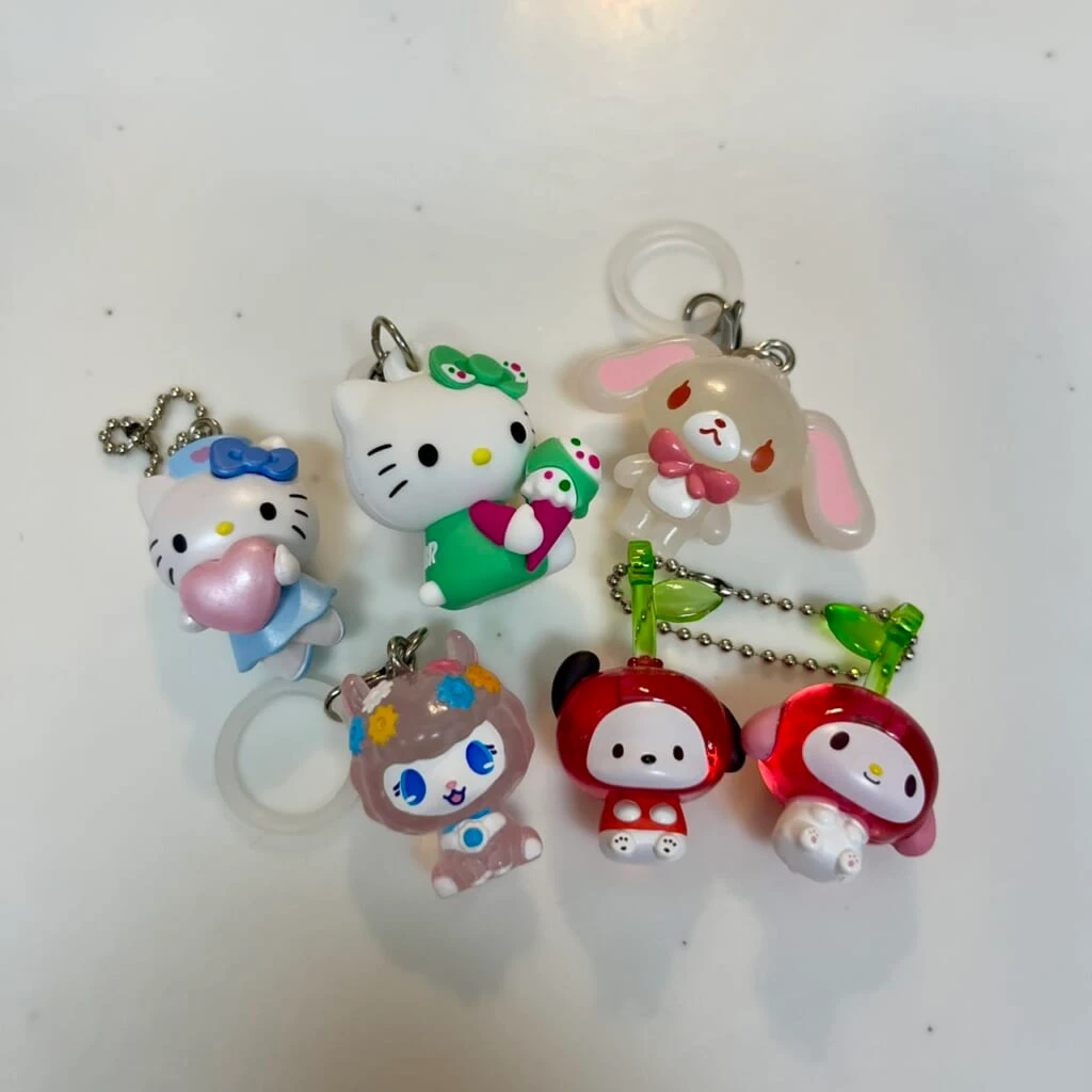 今回のキティチャームと、そのほかのめじるしアクセサリーやガチャガチャ。