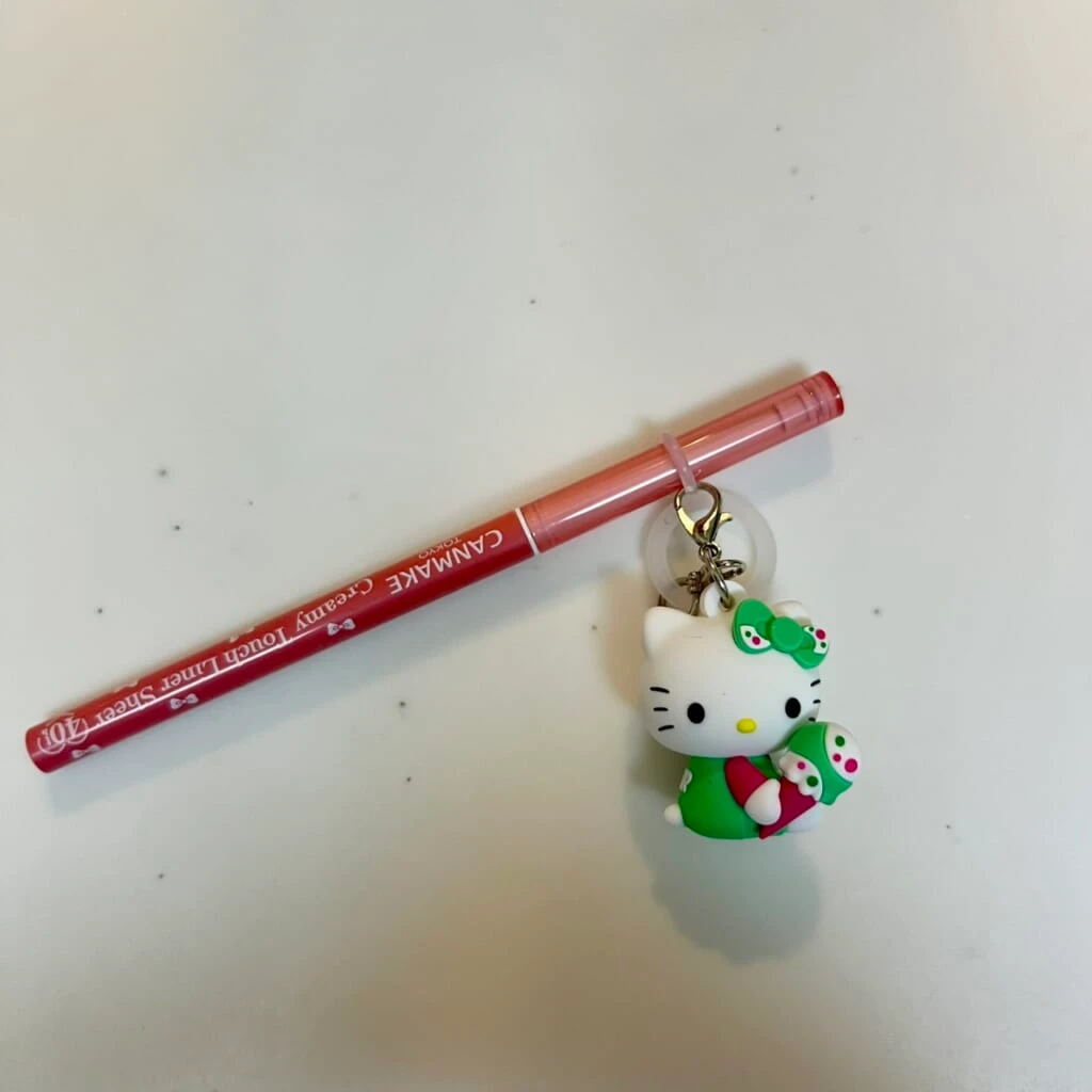 CANMAKEのクリーミータッチライナーシア―とハローキティのアイスクリームチャーム。
