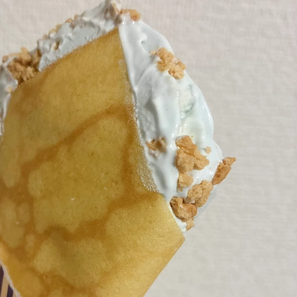 ザ・クレープ　ピケカフェの少し青色のクリーム部分