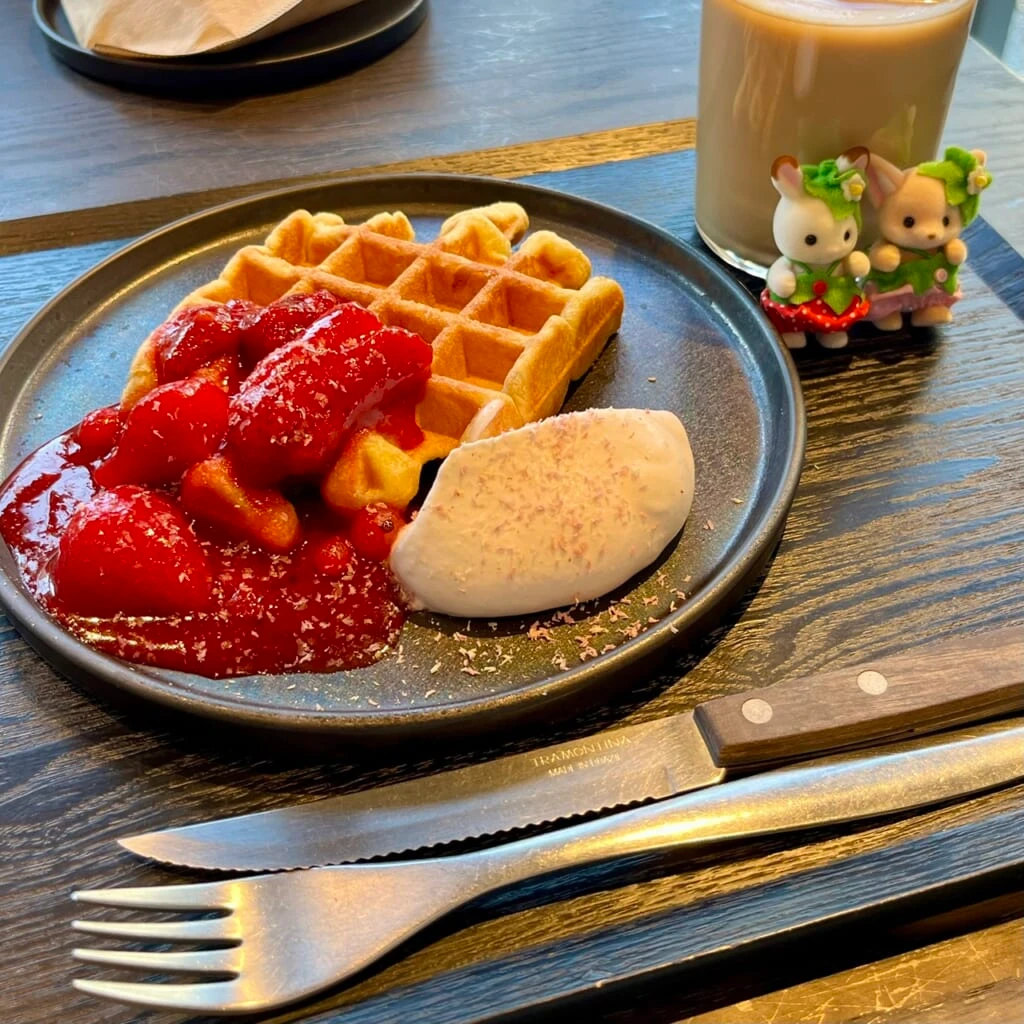 ブルーボトルコーヒー代官山店での写真。ワッフルプレートストロベリー&ストロベリークリーム、アイスラテを注文。アイスラテの手前に『あつまれ!赤ちゃんセット‐いちご‐』が2体います。