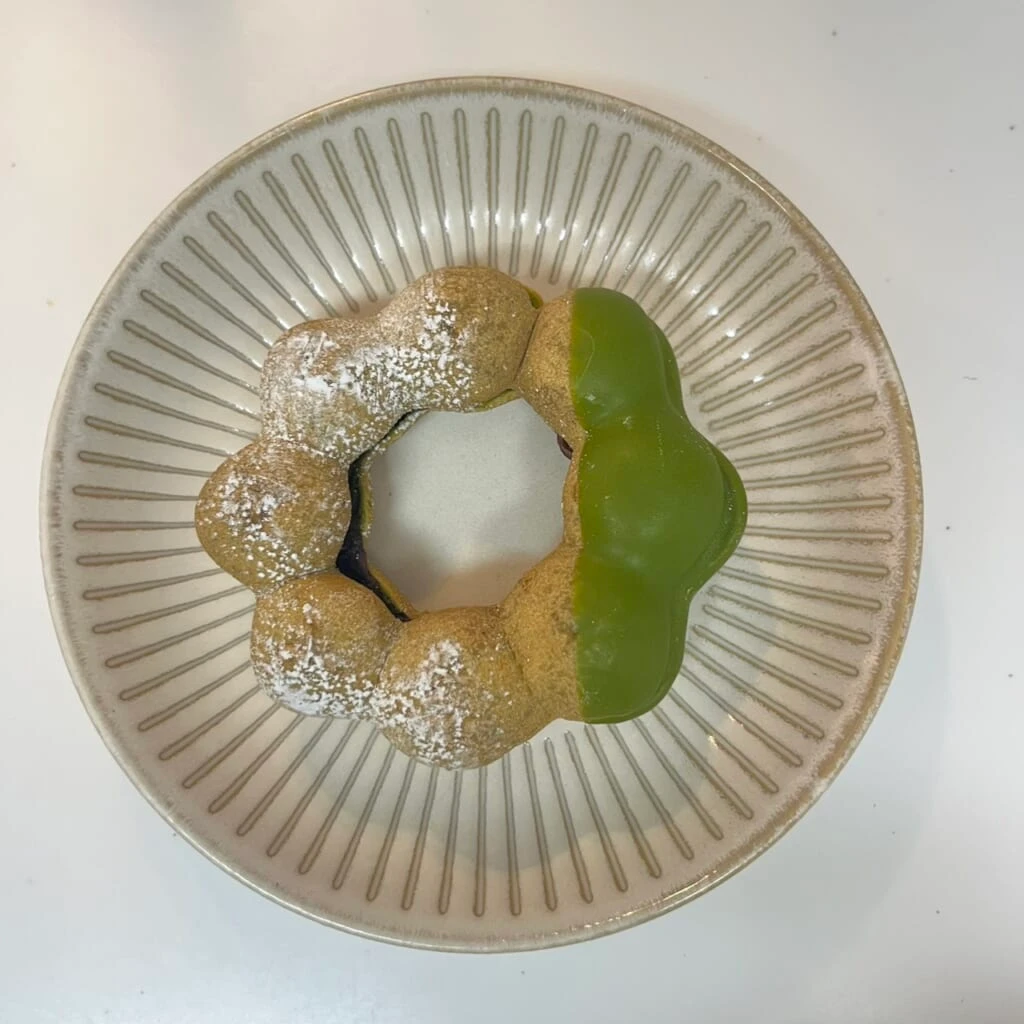 ポン・デ・宇治抹茶 あずき抹茶わらびもちの上からの写真。