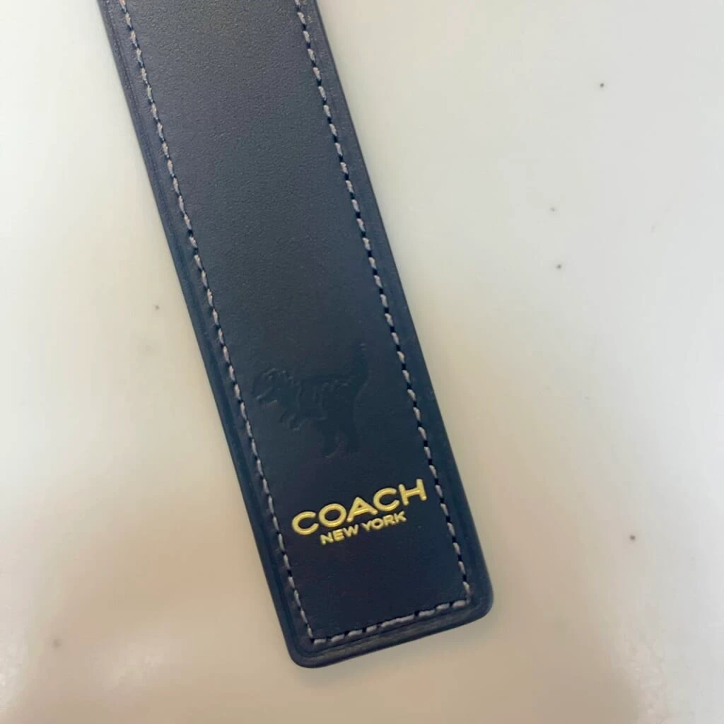 ⑧COACHの『レザーブックマーク』拡大写真。
