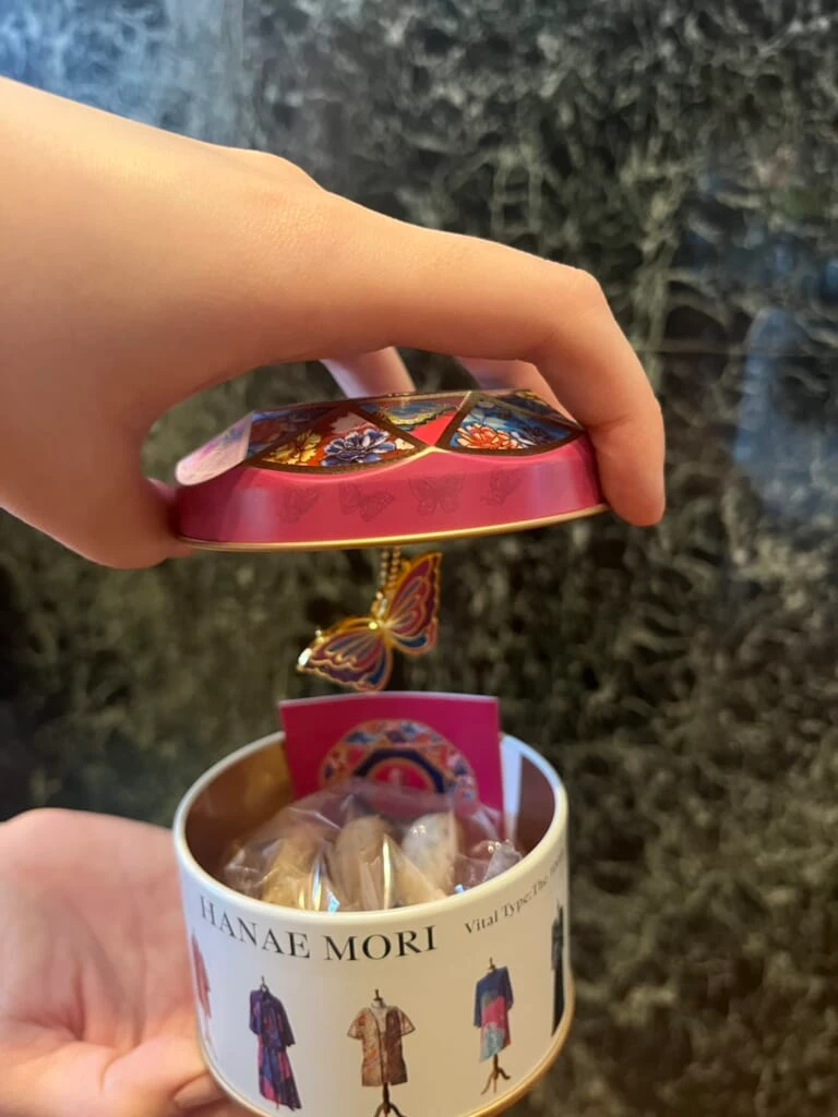 クッキー缶のふたが開けられている。
蝶のチャームがぶら下がっている