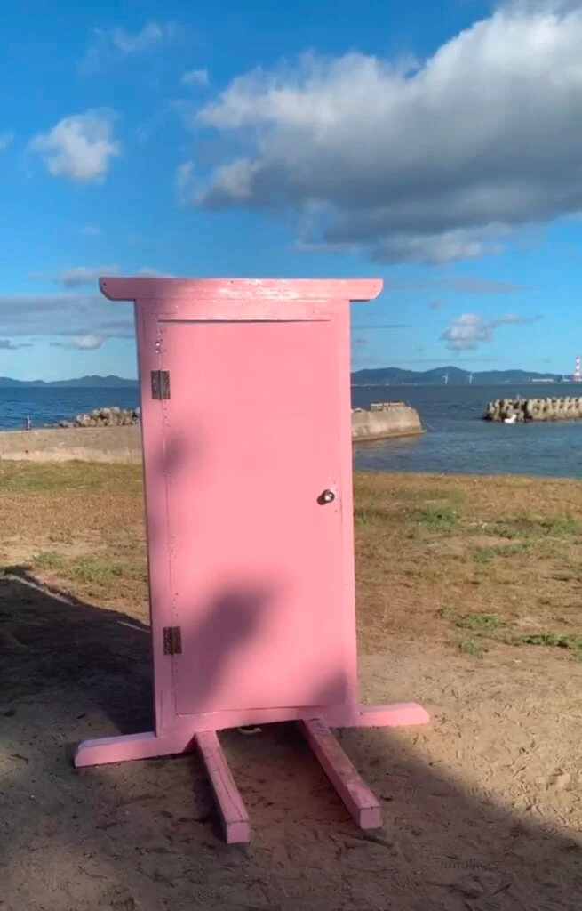 日間賀島　ピンクのドア
