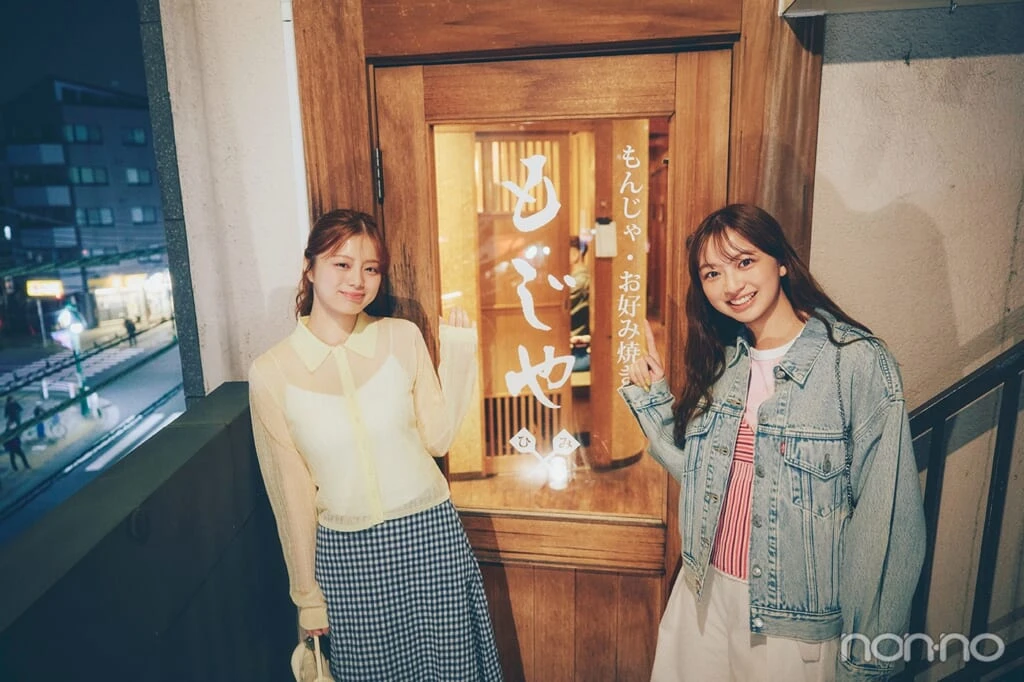 店前でポーズを取る紺野彩夏と佐藤和奏