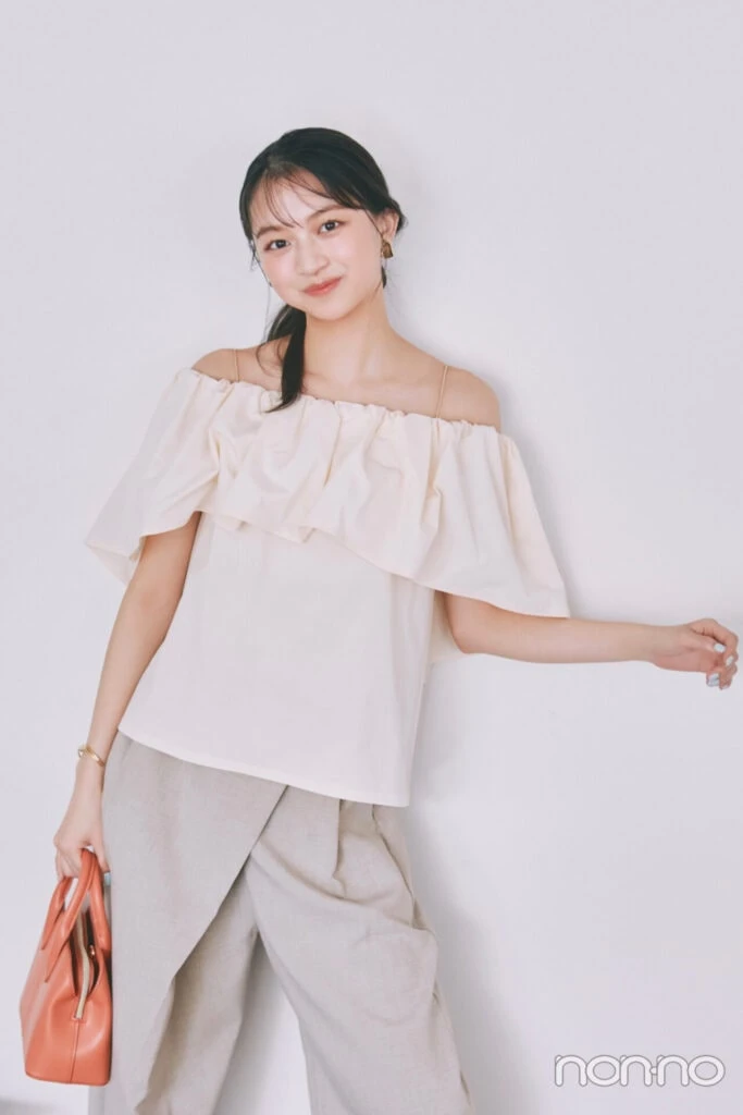 白のオフショルを着た佐藤和奏