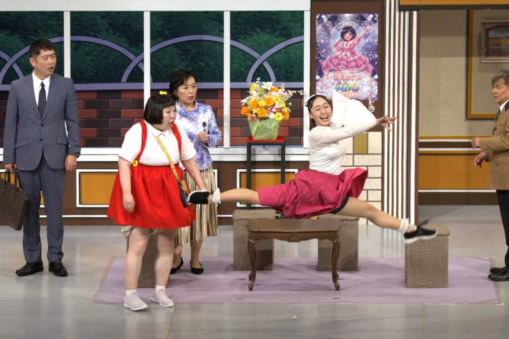 吉本新喜劇の舞台上で飛ぶ女性