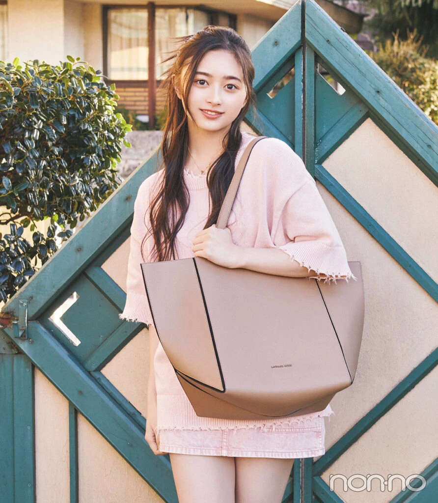 MICHAEL Michael Kors【マイケル マイケル・コース】の通学におすすめのバッグを持つ井上和