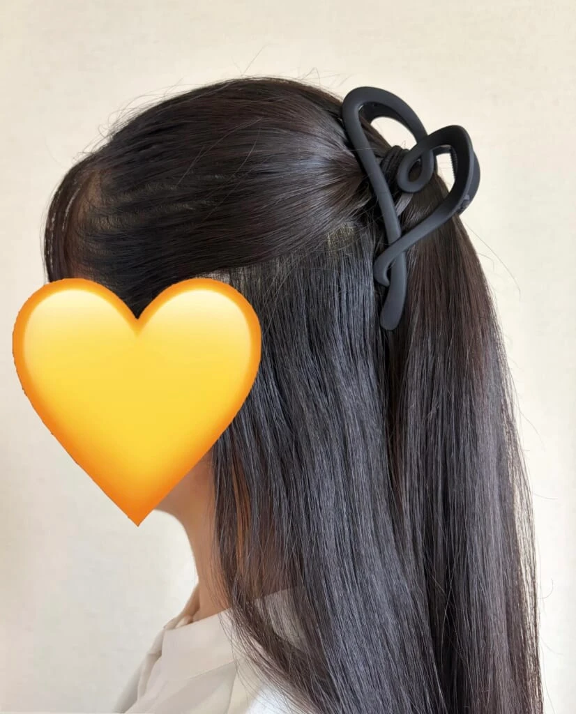 ハートのクリップでハーフアップにまとめた写真