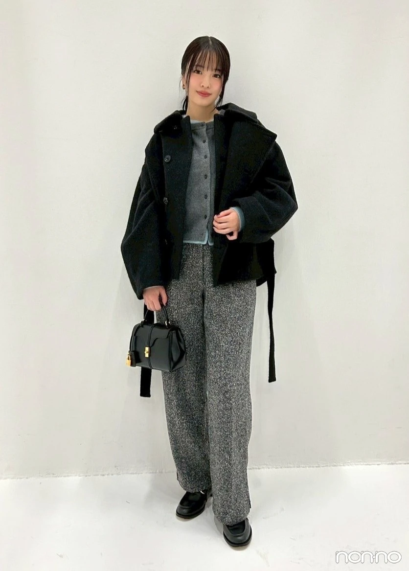 黒いアウターにグレーのパンツ、インにカーディガンを重ねて合わせた横田真悠の私服