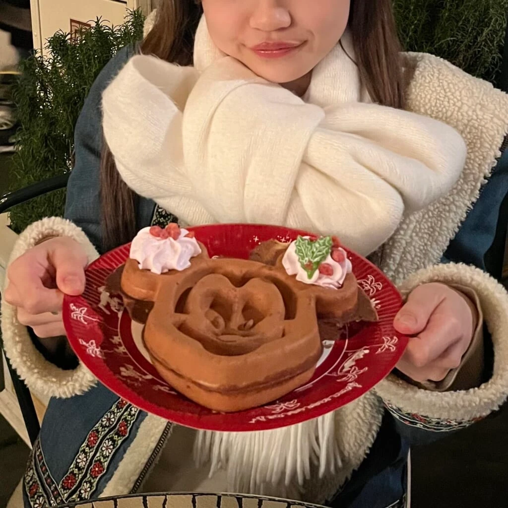 ディズニー・クリスマス ミッキーワッフル、ストロベリーホイップとメイプルソース