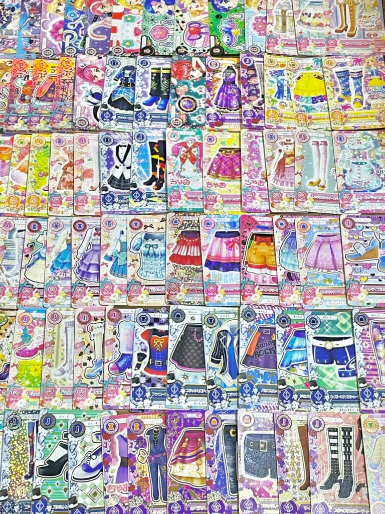 アイカツカードがたくさん並べてある写真