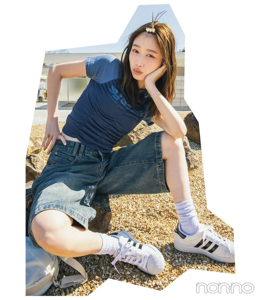 ぎゃるみTシャツ×ブルーのハーフデニムの夏コーデ