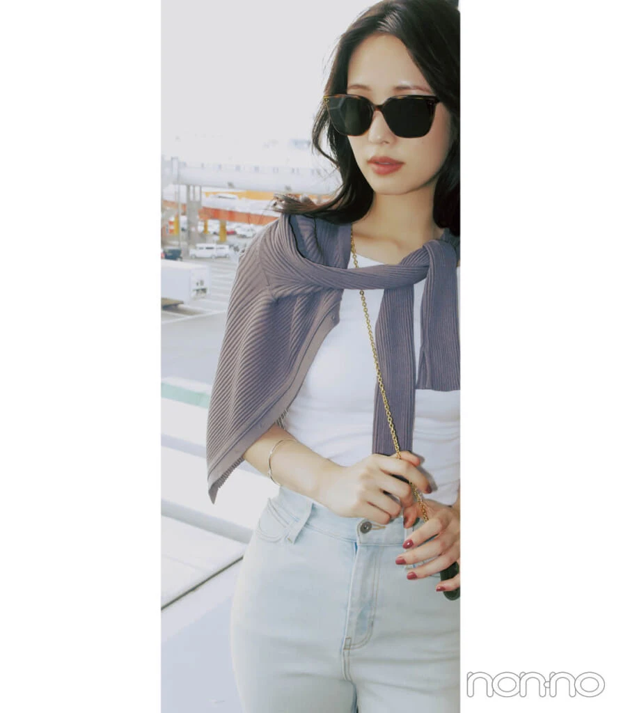 白Tシャツの韓国コーデ カーデを肩掛け