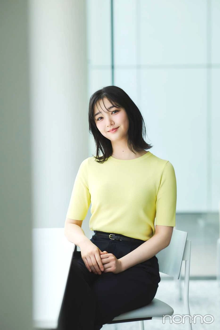 ROPÉ PICNICのイエロー半袖ニットを着る小宮山莉渚
