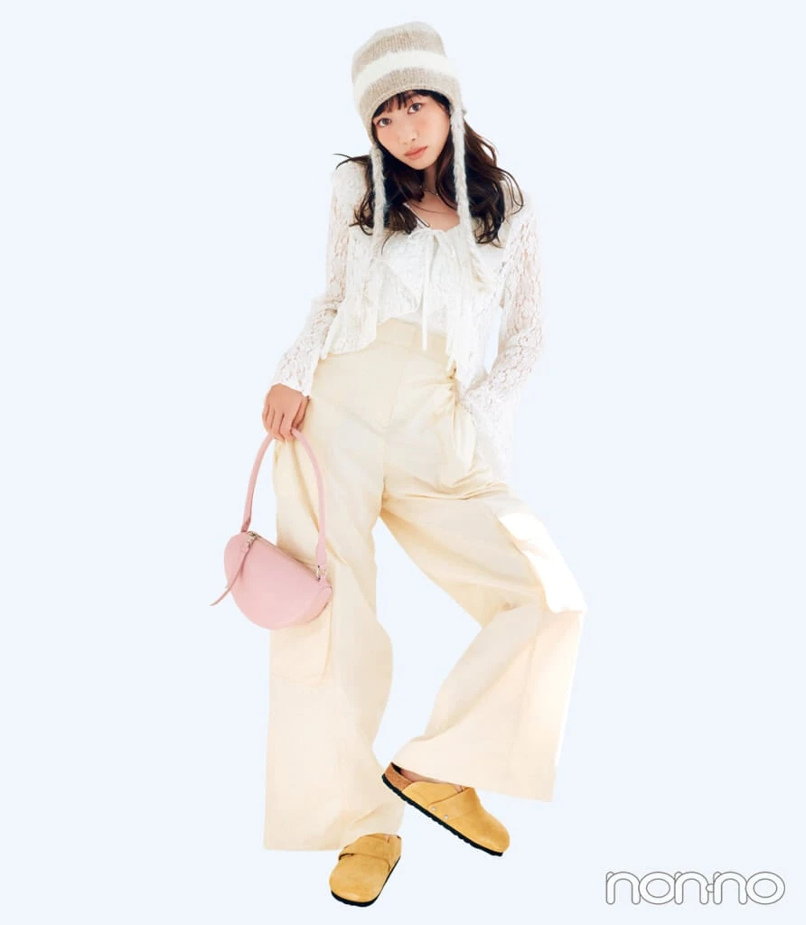 春靴のスウェード調サボをはいた岡本夏美の手持ち服格上げコーデ