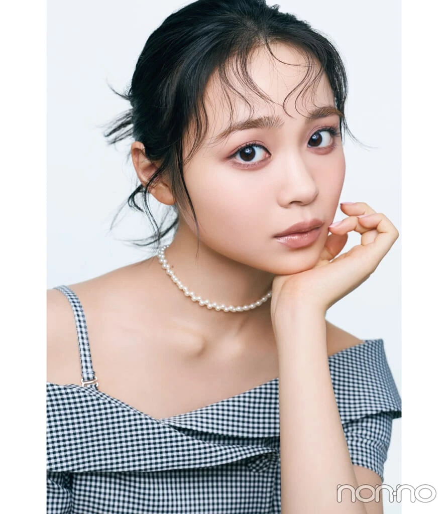 林芽亜里の甘め顔のグレージュを使ったスモーキーメイク