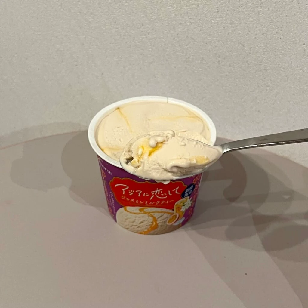 華やかなジャスミンアイスとパッションフルーツソース