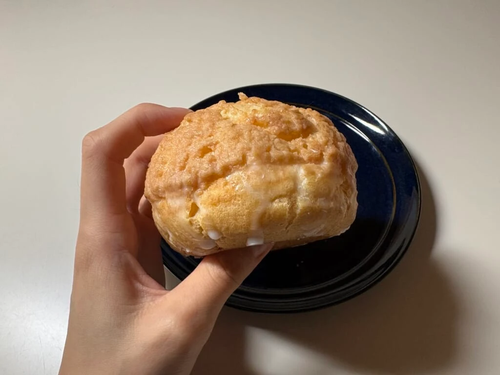 クッキー生地をのせて焼き上げたシュークリーム（バニラ）の表面