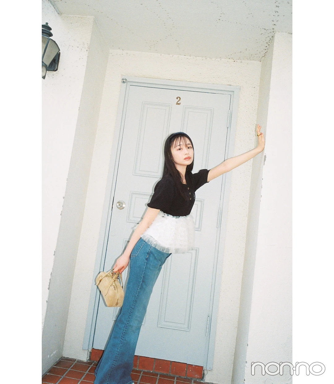 林芽亜里のペプラムトップス×デニムの大人ガーリーコーデ