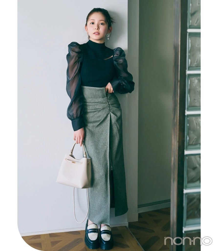 ドレープロンスカ×パワショルトップスの美術館コーデ