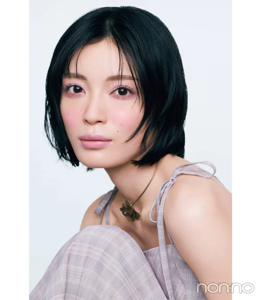 顔タイプ　大人顔のギャップを引き出す青みピンクメイク