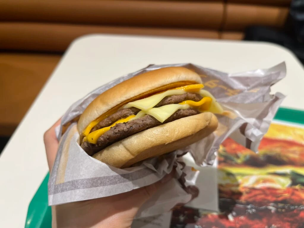 チーズチーズダブルチーズバーガーの包み紙を開けた様子