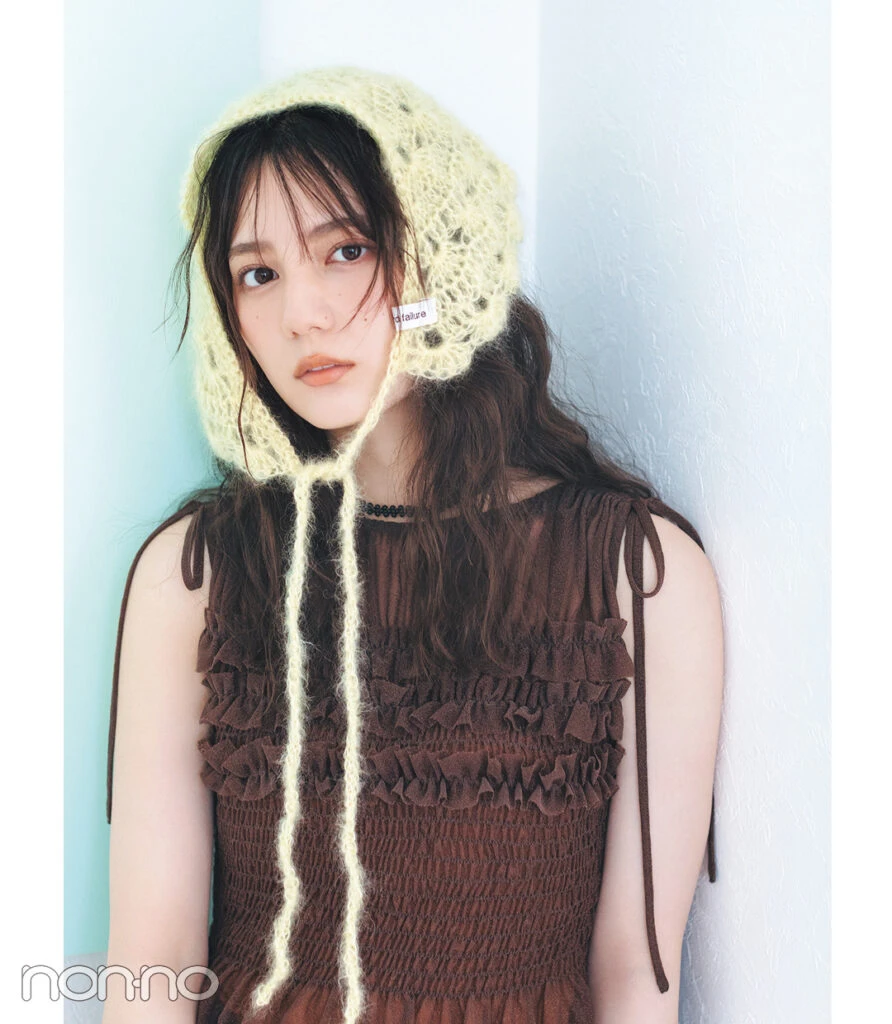 小坂菜緒のトレンドヘア小物「ニットバブーシュカ」