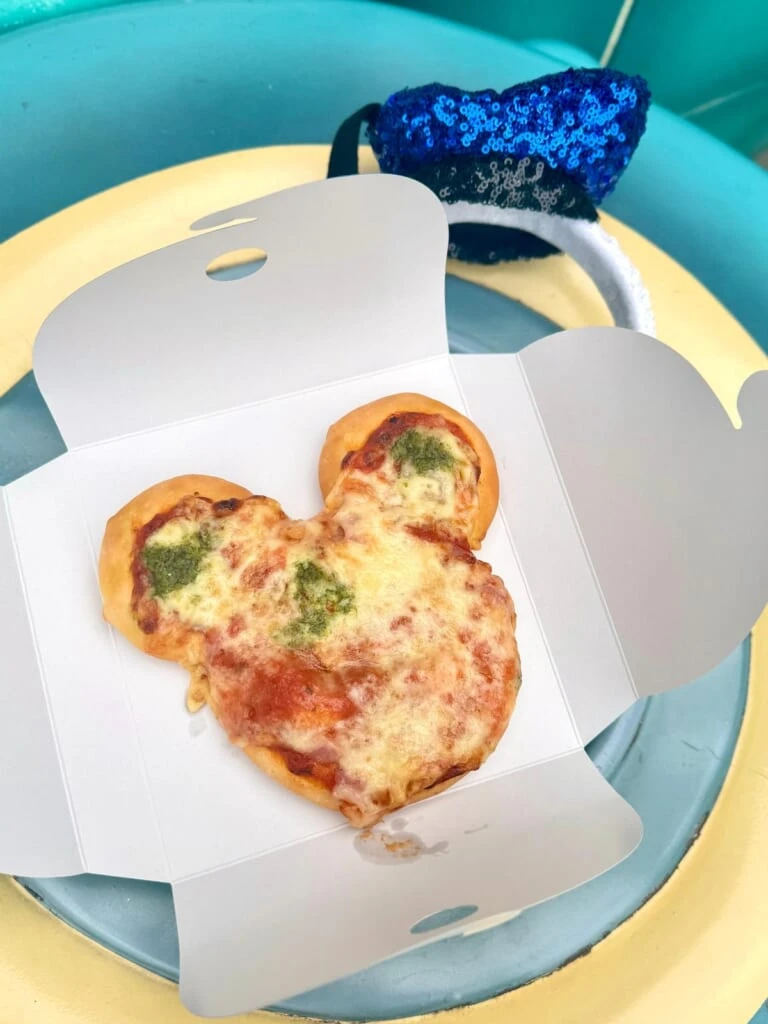 ディズニーランド食べ歩きおすすめ　ミッキーピザ