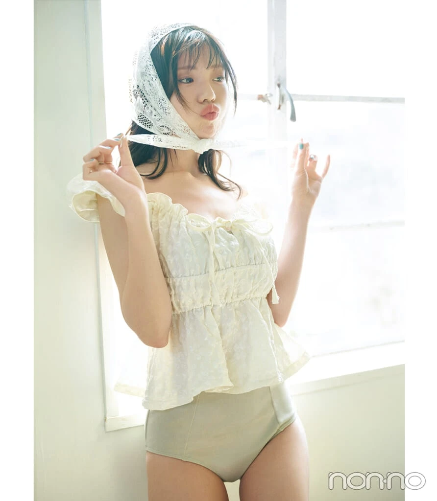 菊地姫奈が着るブラウス風トレンド水着 白フリルデザイン