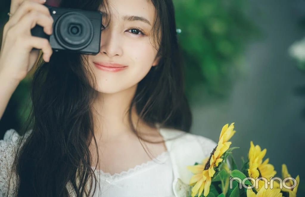 フォトジェニックな写真を撮るアイディア1 お花と顔を寄せて撮るならサテンと透かし編みの異素材白コーデで自分も負けない華やかさを