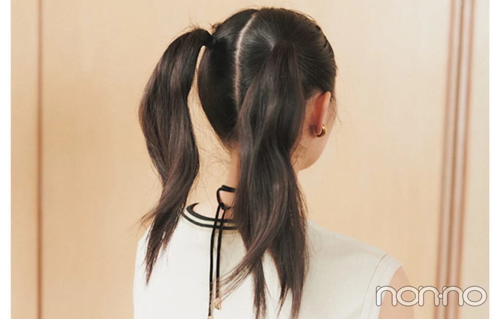 おだんごヘアの手順2、後頭部の高めの位置で二つ結び