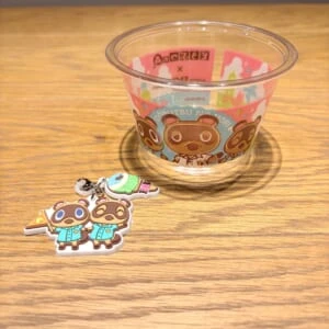 たぬき開発スペシャルダブルカップのチャームとカップ