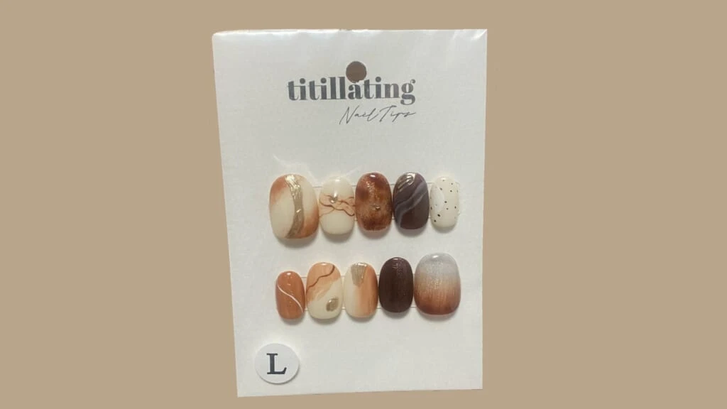 私が購入したtitillatingの秋っぽいカラーカラーが特徴のネイルチップ